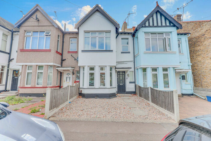 3 Bedroom Terraced House To Rent In Fairmead Avenue, Westcliff-on-sea, SS0