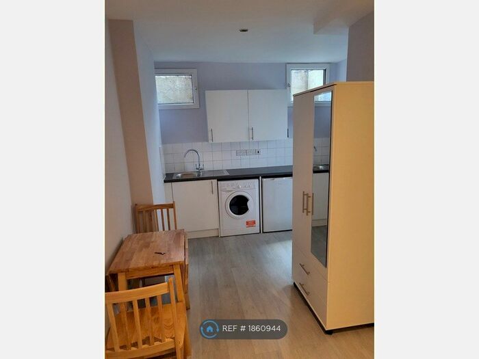Studio To Rent In Warwick Road, London, SW5