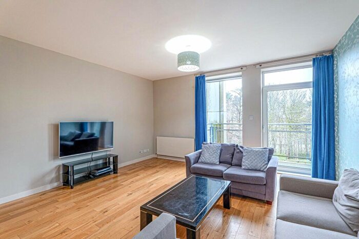 2 Bedroom Apartment To Rent In Jackson Place, Bearsden, G61