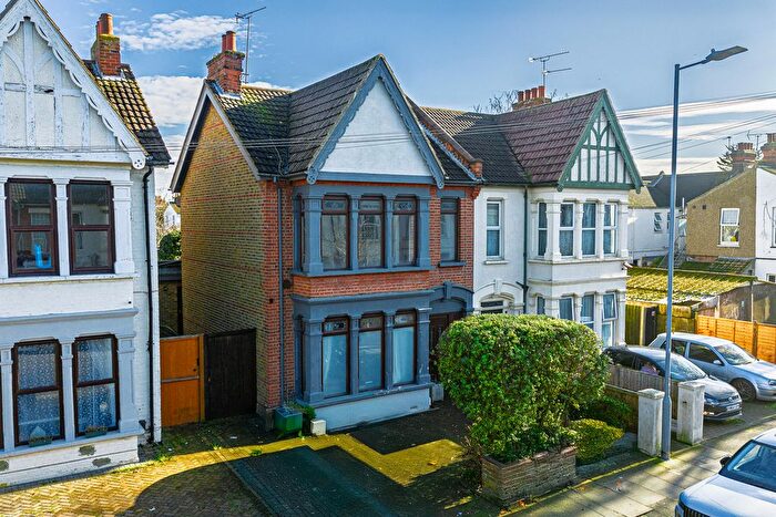 3 Bedroom Flat To Rent In Valkyrie Road, Westcliff-On-Sea, SS0