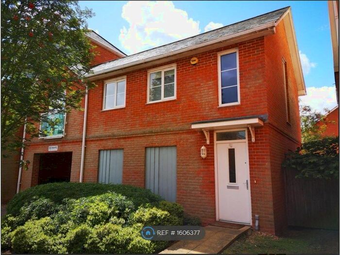 2 Bedroom Flat To Rent In Reynolds Avenue, Redhill, RH1