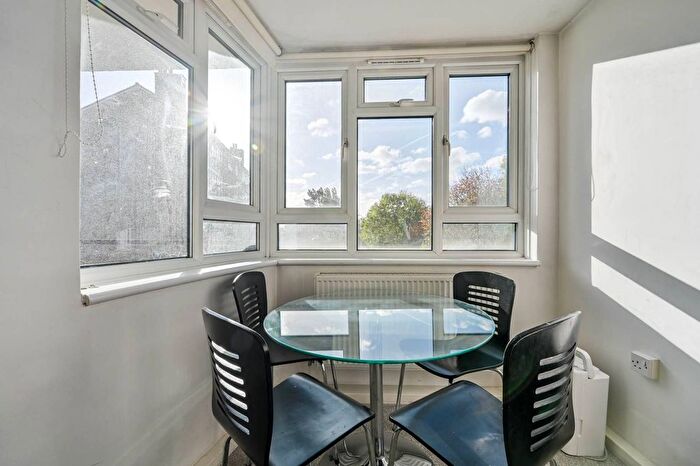 4 Bedroom Flat To Rent In Chobham Gardens, Southfields, London, SW19