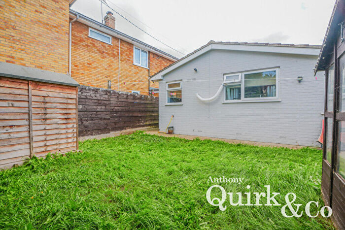 2 Bedroom Detached Bungalow For Sale In Thisselt Road, Canvey Island, SS8