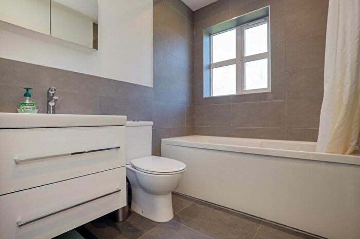 3 Bedroom End Of Terrace House For Sale In Elliots Way, Caversham, RG4