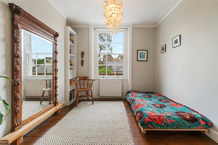 2 Bedroom House For Sale In Lawford Road, London, N1