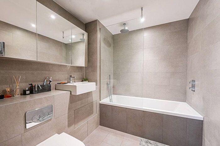 2 Bedroom Flat For Sale In Hawthorne Crescent, East Greenwich, London, SE10