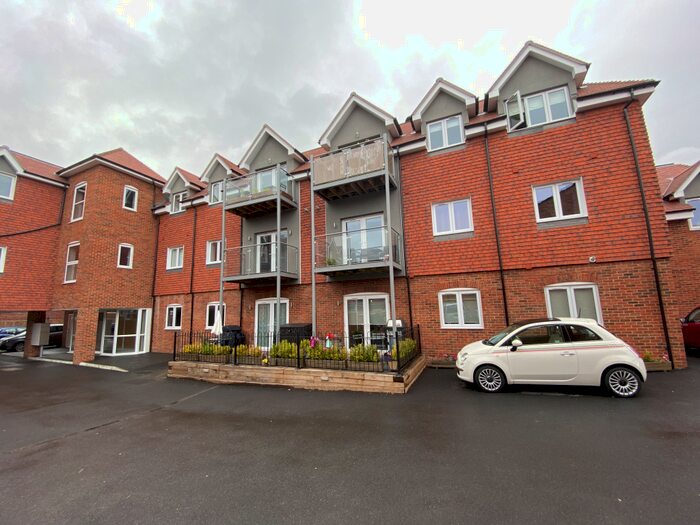 2 Bedroom Ground Flat To Rent In Brookwood/woking, GU24