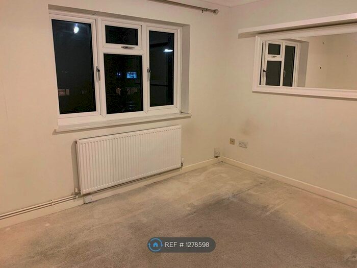 1 Bedroom Flat To Rent In New Barn Close, Fleet GU51