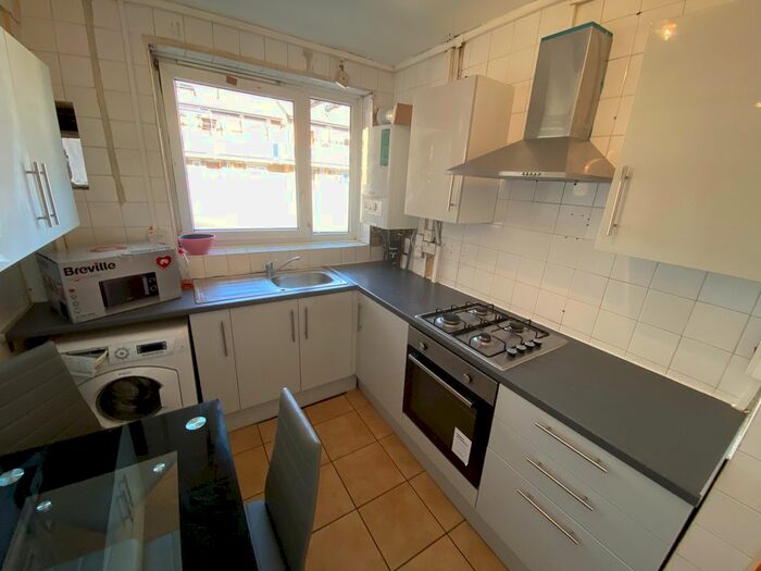 3 Bedroom Flat To Rent In Wickford Street, Bethnal Green, Whitechapel, E1