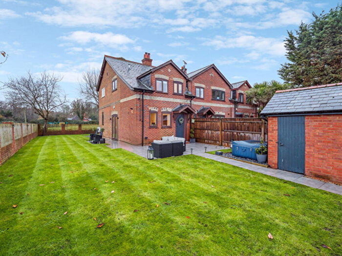 3 Bedroom End Of Terrace House For Sale In Stubbings Farm Cottages, Burchetts Green, SL6