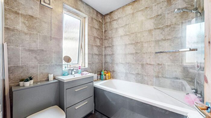 3 Bedroom End Of Terrace House For Sale In Carnock Crescent, Glasgow, G78