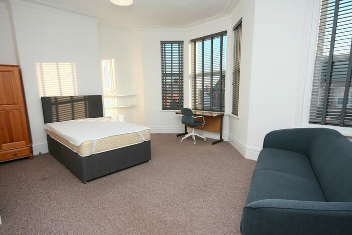 2 Bedroom Flat To Rent In Pinhoe Road, Exeter, EX4