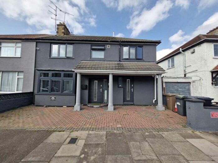 6 Bedroom Semi Detached House For Sale In Fitzroy Avenue, Luton, LU3
