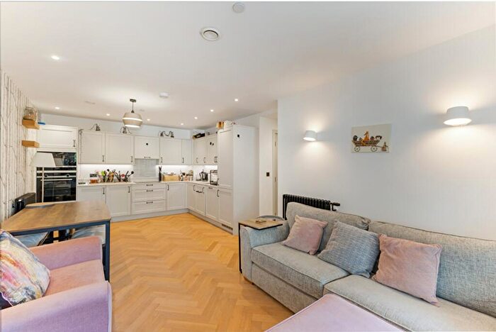 2 Bedroom Apartment To Rent In Park Avenue London, NW2