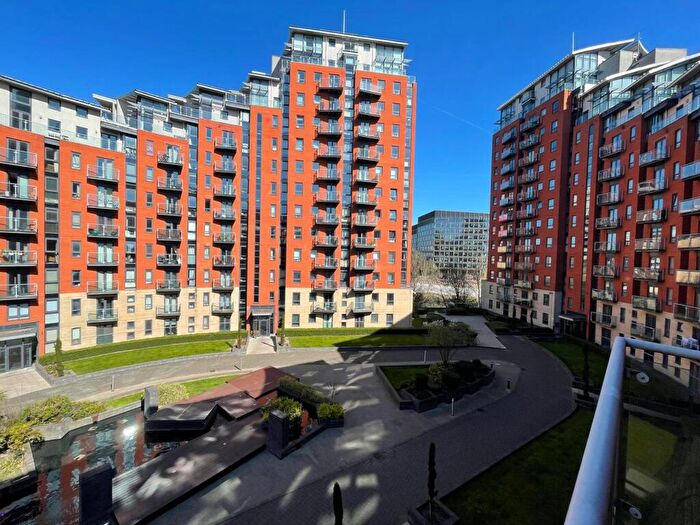 2 Bedroom Flat To Rent In Gotts Road, Leeds, West Yorkshire, LS12