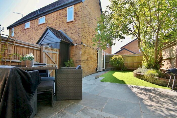 1 Bedroom Detached House To Rent In Bitterne Drive, Woking, Surrey, GU21