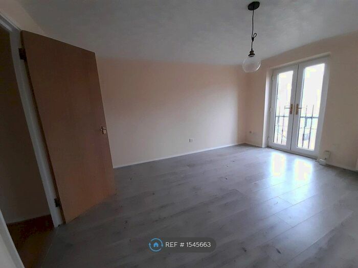 2 Bedroom Flat To Rent In Shafter Road, Dagenham, RM10