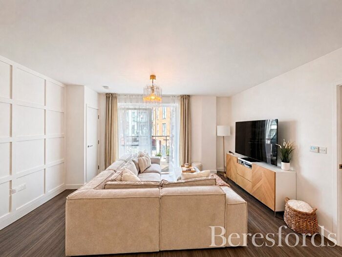 1 Bedroom Flat For Sale In Gubbins Lane, Harold Wood, RM3