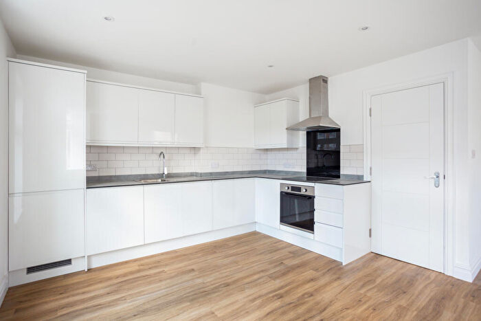 2 Bedroom Flat To Rent In Langley Road, Surbiton, Surrey, KT6