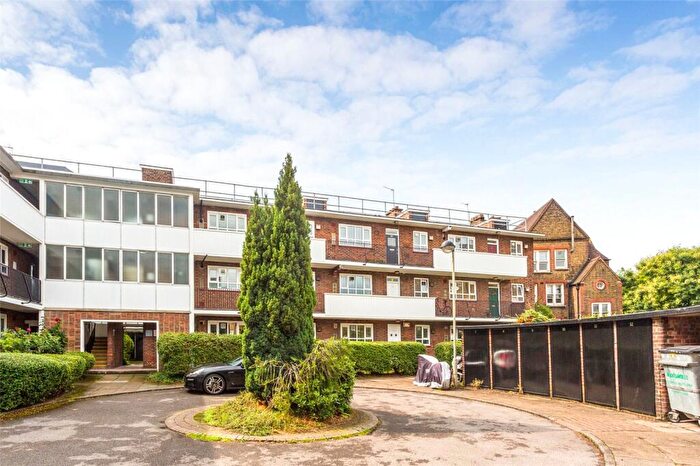 1 Bedroom Flat To Rent In Fineran Court, St Johns Hill, London, SW11