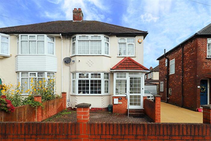 3 Bedroom Semi-detached House For Sale In Windsor Avenue, Hillingdon, UB10