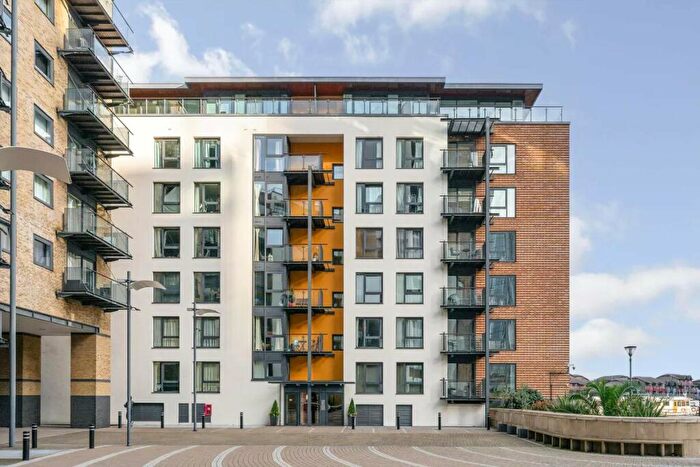 3 Bedroom Apartment To Rent In Boardwalk Place, London, E14