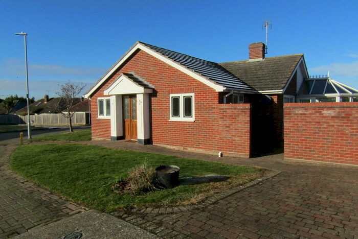 3 Bedroom Detached Bungalow To Rent In Columbine Gardens, Walton On Naze, CO14