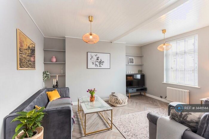 3 Bedroom Flat To Rent In Bethnal Green, London, E2