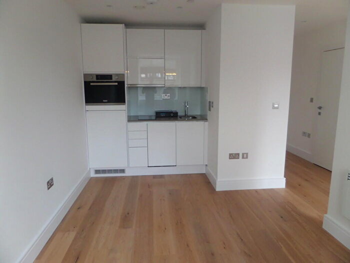 Studio To Rent In High Street, Slough, SL1