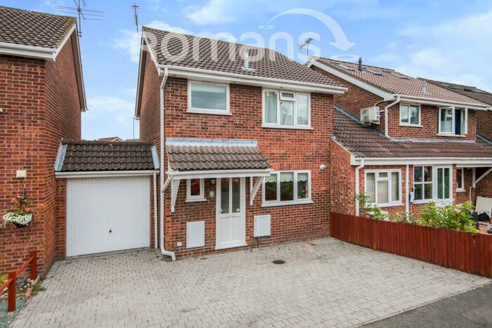 3 Bedroom Link Detached House To Rent In Barnard Close, Frimley, GU16