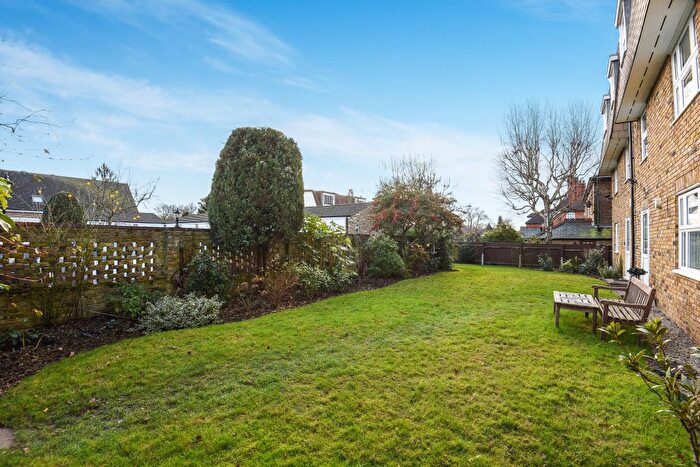 2 Bedroom Flat To Rent In High Road, Buckhurst Hill, IG9
