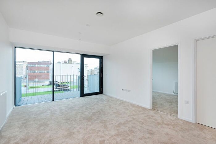 2 Bedroom Flat To Rent In Ilford Hill, Ilford, IG1
