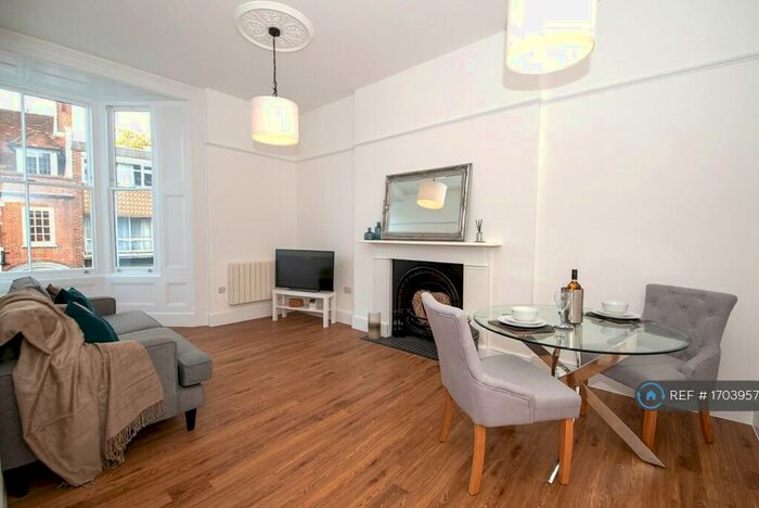 2 Bedroom Flat To Rent In High Street Alton, Alton, GU34