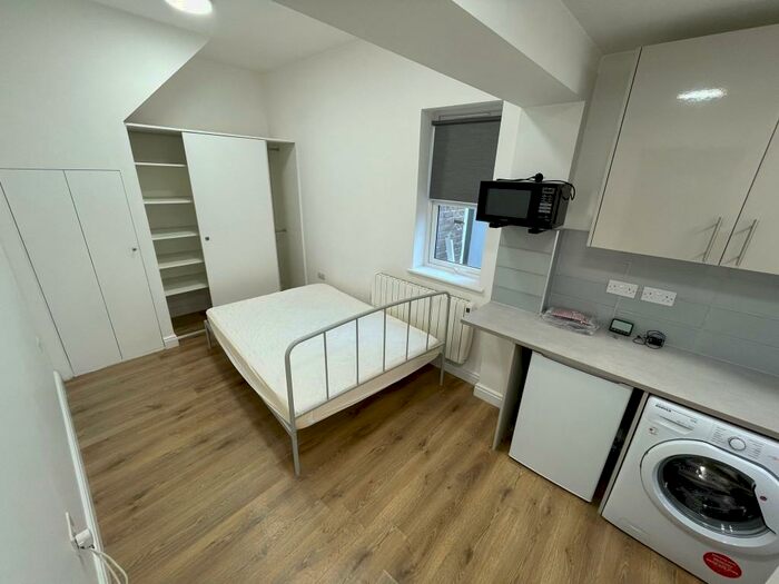 Studio To Rent In Yew Grove, London, NW2