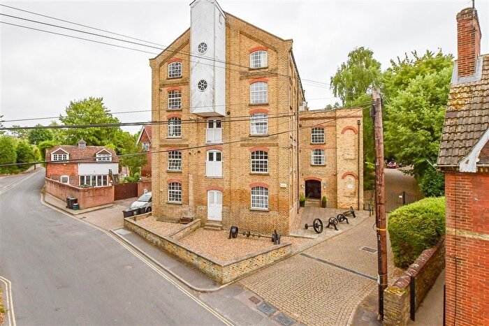 2 Bedroom Flat For Sale In Mill Street, East Malling, West Malling, Kent, ME19