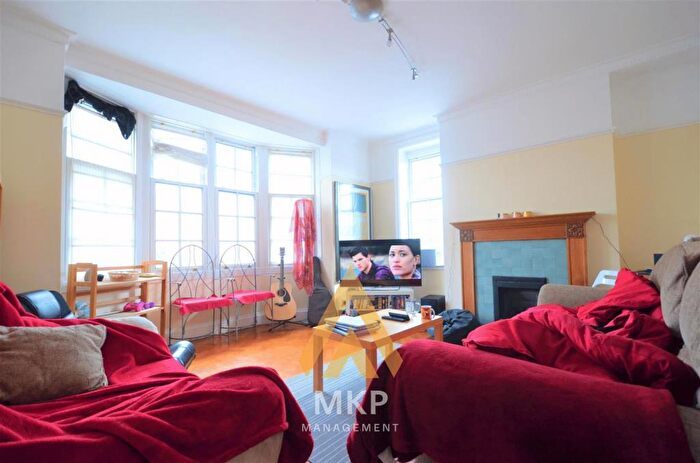 3 Bedroom Flat To Rent In Hagley Court, B16