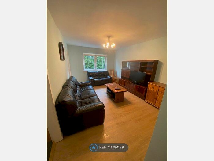 2 Bedroom Maisonette To Rent In John Knox Street, Glasgow, G4