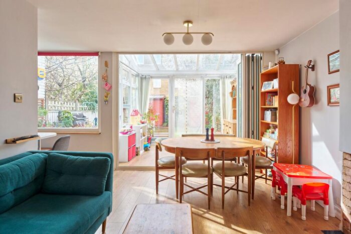 3 Bedroom Terraced House For Sale In Queensbridge Road, Haggerston, E8
