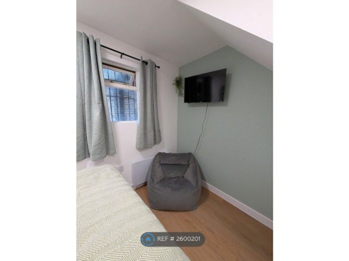 Studio To Rent In Askew Road, London, W12