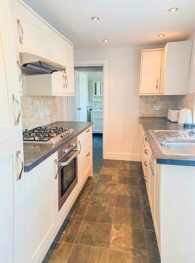 2 Bedroom House To Rent In Eland Road, Croydon, CR0