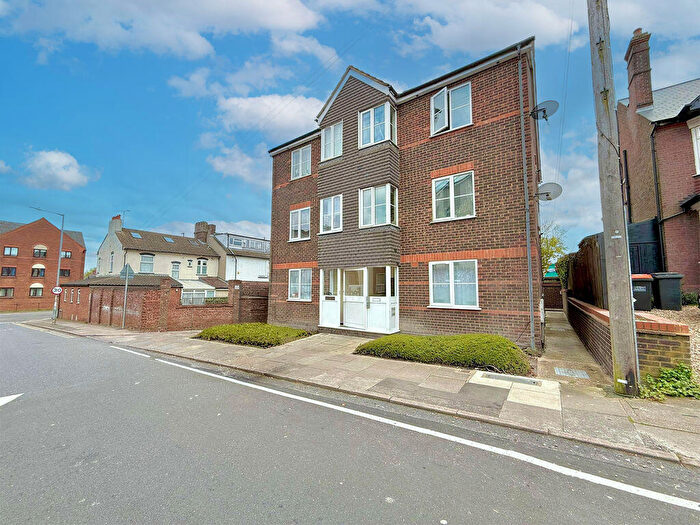 2 Bedroom Apartment For Sale In Chiltern Road, Dunstable, LU6