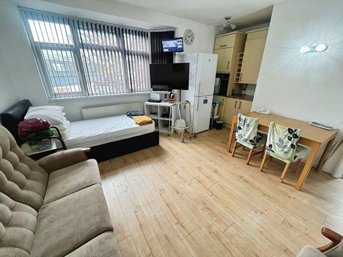 2 Bedroom Flat To Rent In Balfour Road, Southall, UB2
