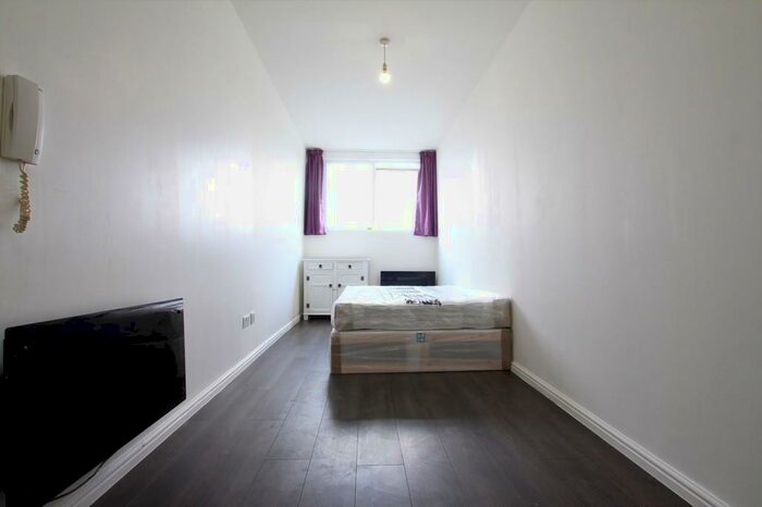 Flat To Rent In Vale Road, London, N4