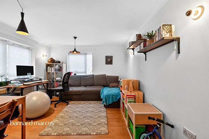 2 Bedroom Maisonette For Sale In Wells Way, London, SE5