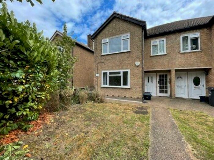 2 Bedroom Ground Flat To Rent In Madeira Grove, Woodford Green, Greater London, IG8