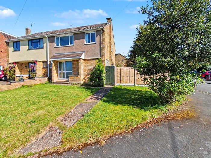 3 Bedroom Semi-detached House For Sale In Wordsworth Road, Rugby, CV22