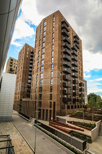 3 Bedroom Apartment To Rent In Millet Place, Pontoon Dock London, E16
