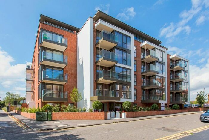 2 Bedroom Flat To Rent In Station Road, Gerrards Cross, Buckinghamshire, SL9