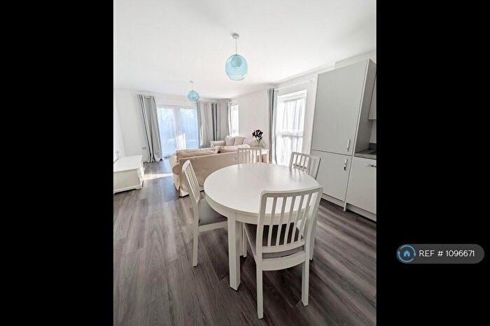 2 Bedroom Flat To Rent In Hook, Hook, RG27