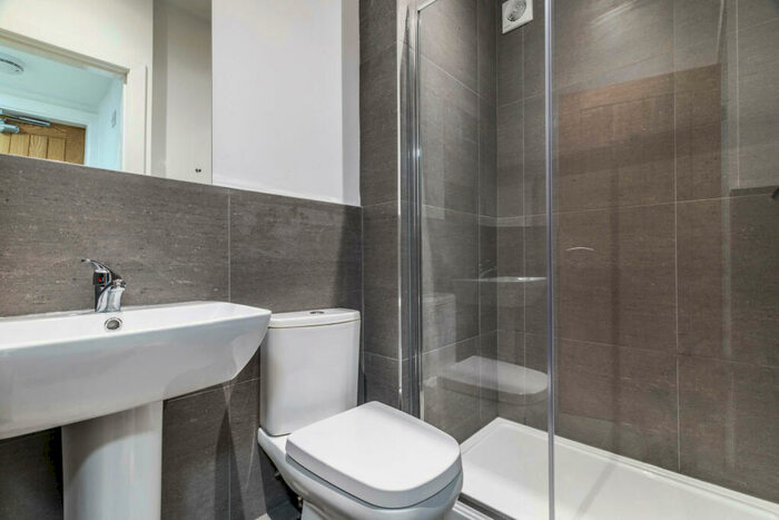 6 Bedroom House To Rent In Blenheim Square, Leeds, LS2